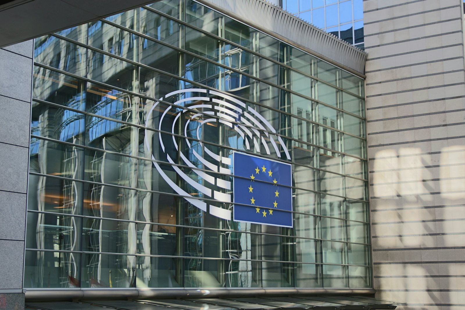 Europa-Parlamentet med EU-flag